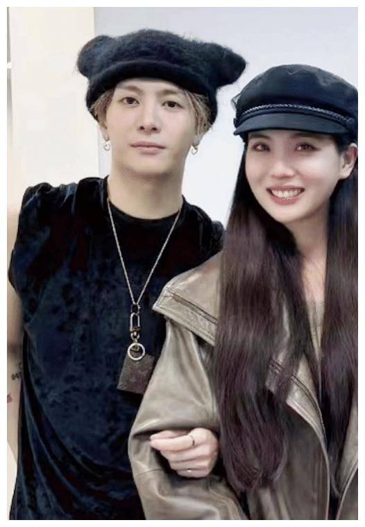 1月22日,玲子结婚前两天,她还晒出和王嘉尔的互动视频.