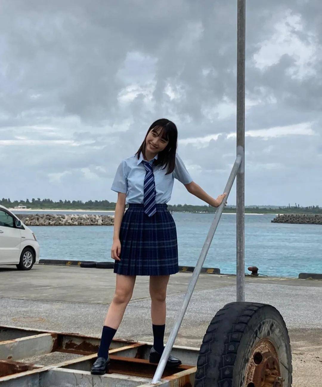 本月才过完 17 岁生日的她,靠着压倒性的美貌,身材和年纪,迅速就收割