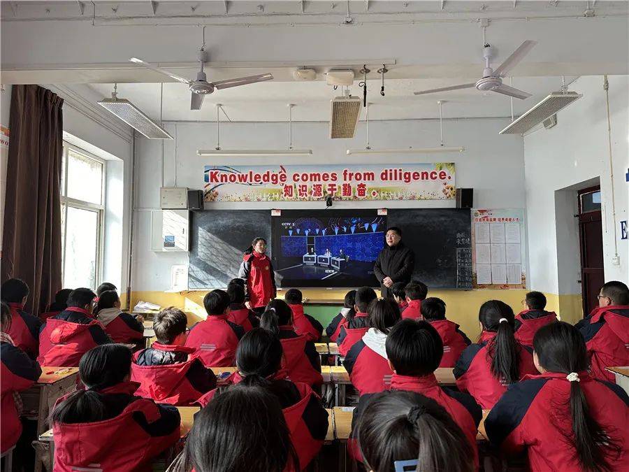 垣曲初中校长主持召开德育主题班会_建设_李晨辉_同学