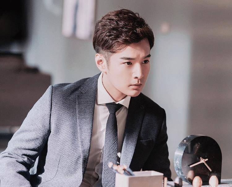 在《一千零一夜》中饰演陈默的演员叫张昊唯,与其说他很少出现在公众