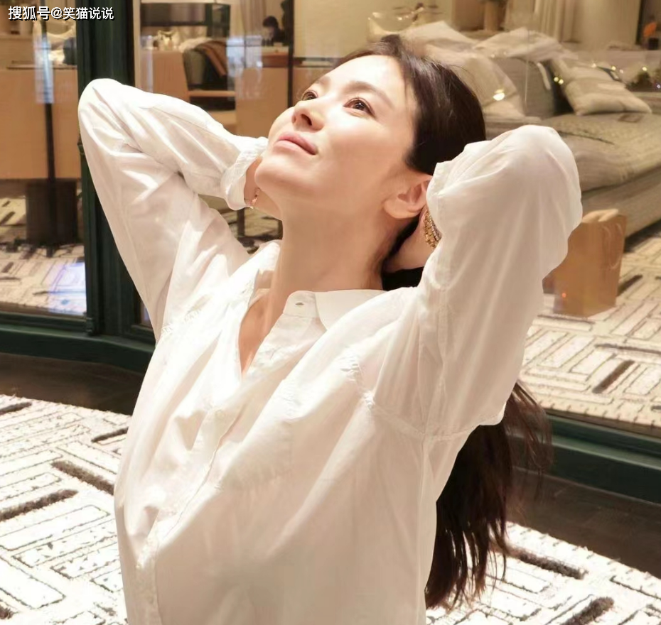 宋慧乔回国后首晒照:怀抱爱犬好开心,素颜出镜状态佳!_ruby_披萨_照片