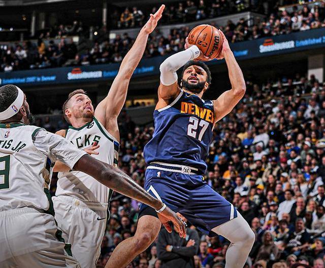 利拉德带领掘金以13分逆转雄鹿,字母哥表现出色斩获29 12超时罚球