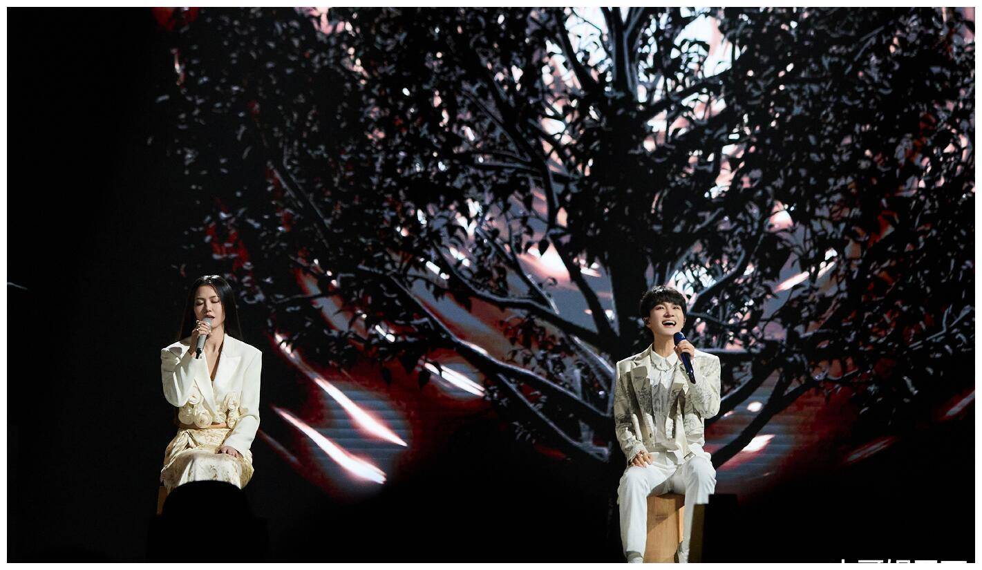 分别是古巨基和张碧晨合作的《挚友》,孙楠和郁可唯合作的《河流》