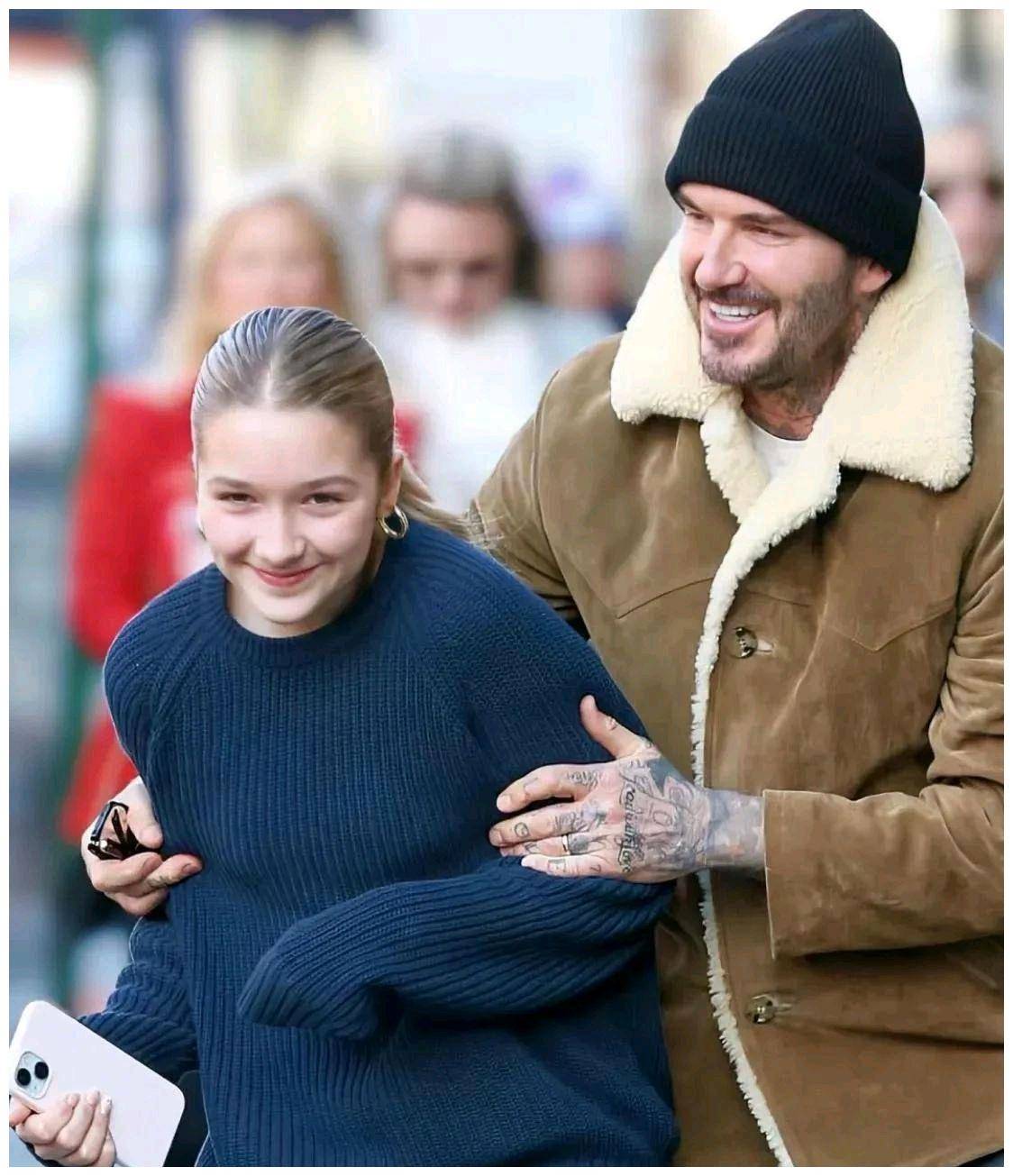 有网友公布了一些照片,在照片中大家发现贝克汉姆对自己的女儿小七