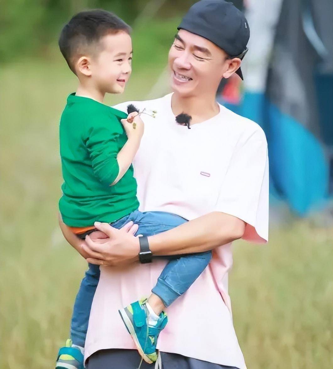 应采儿带俩儿子游乐园玩,兄弟不是双胞胎却撞脸,弟弟长发太秀气