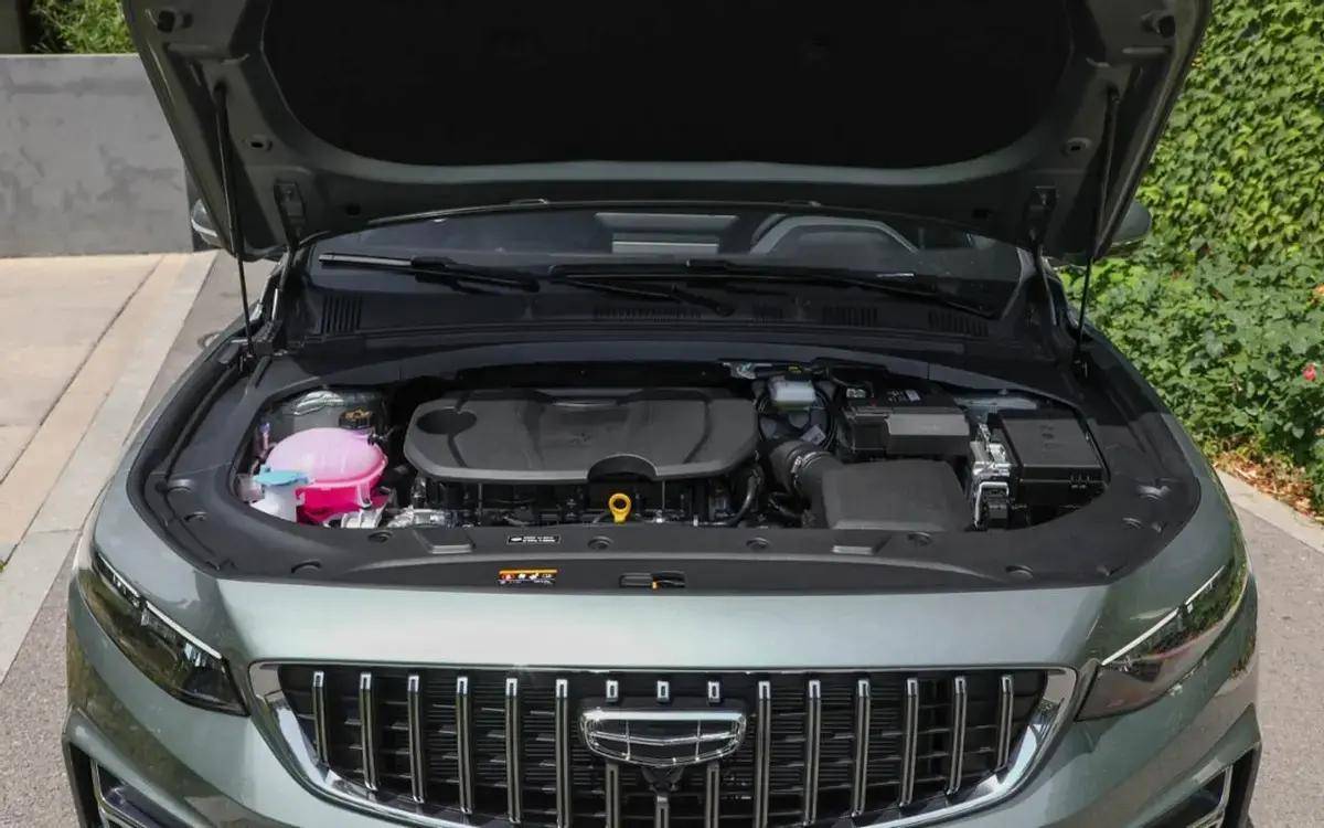 全景天窗,自适应led远近光灯,雨量感应式雨刷,上帝之眼540°透明底盘