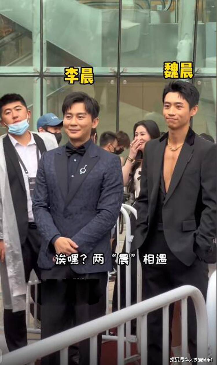 李晨跟他碰面后做了很多粉丝想做而不敢做的事,不由分说地摸了他的