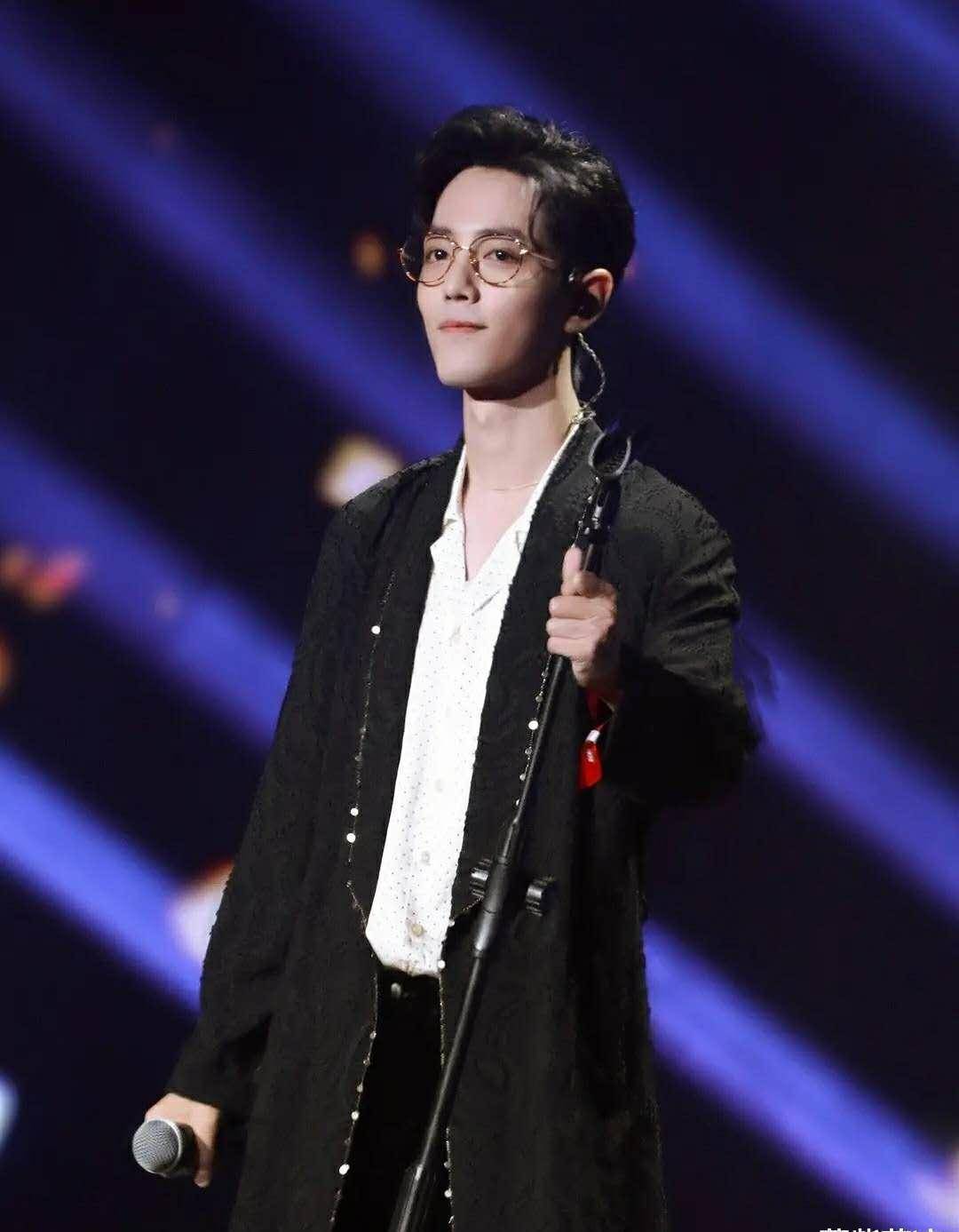 肖战爆红之后的营业微笑,网友:太假!