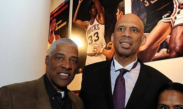 而1975年湖人愿意给到45万,接着1976年nba和aba合并后贾巴尔与j博士