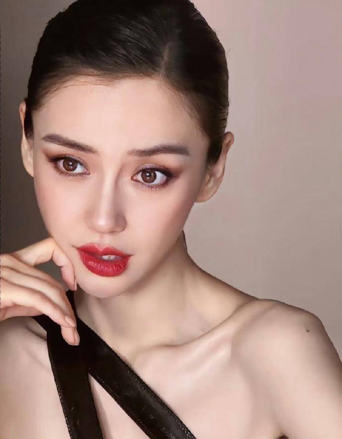 杨颖绝美面容惊艳众人,东西方韵味完美交融,盛世美颜引赞叹_气质_都能