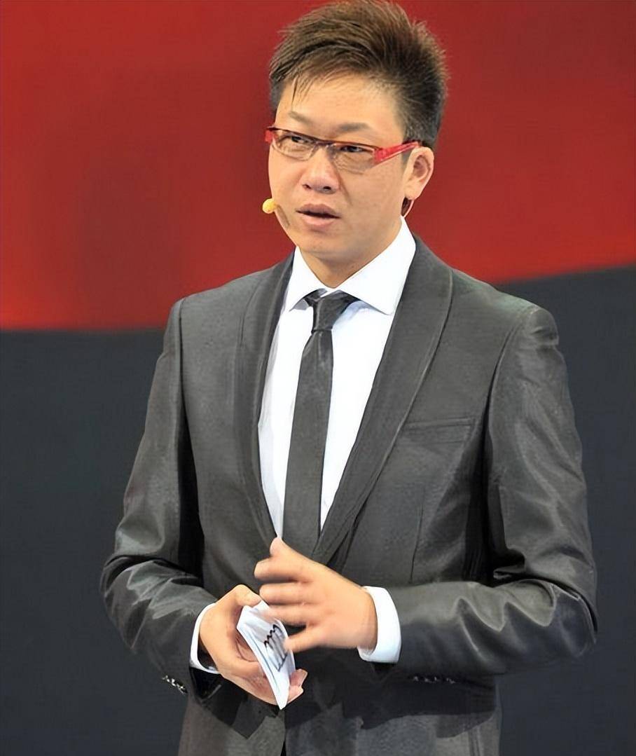 51岁林海:曾是央视著名主持,为正义怒摔耳机,二婚何婕获幸福_东方