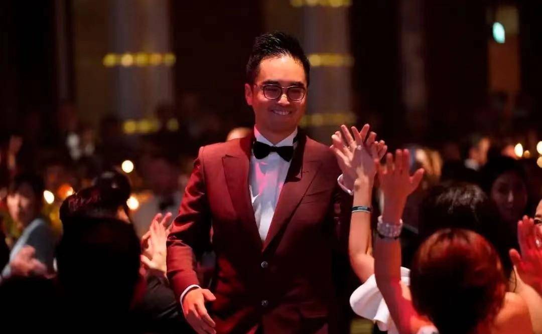"超级富三代"郑志刚,身价高达44亿美金,是名媛们的梦中情人_香港_富豪