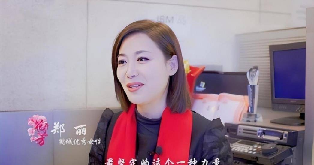央视美主播郑丽:低调嫁圈外丈夫,37岁生一女,一家三口幸福美满_播音
