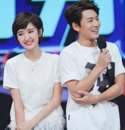 毛晓彤,被亲爹"敲诈"被男友背叛,多年过去终于活出了自我_父亲_时候