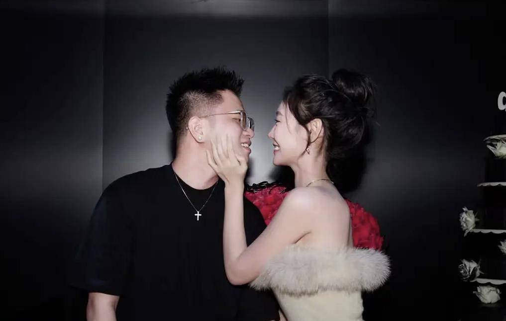 《相遇的夏天》女1官宣新男友,被误以为是求婚,男友长相遭吐槽