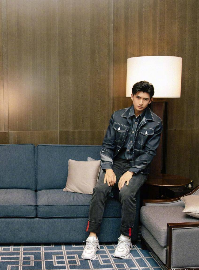 张云龙再现霸总穿搭,卫衣配皮衣毫无违和感,学生党照着穿也很帅_衬衫