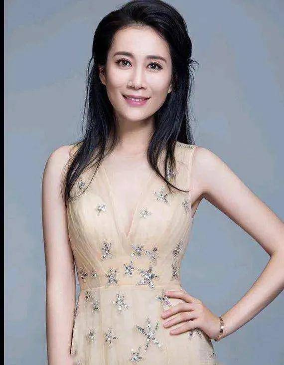 温峥嵘好像还和韩雪演过戏,这部戏叫什么来着我忘了,好像演的是她的