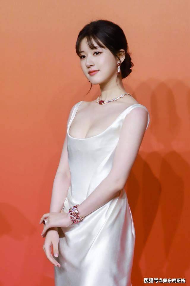 24岁甜心赵露思,肤白貌美曼妙身材好撩人 !_角色_发展_观众