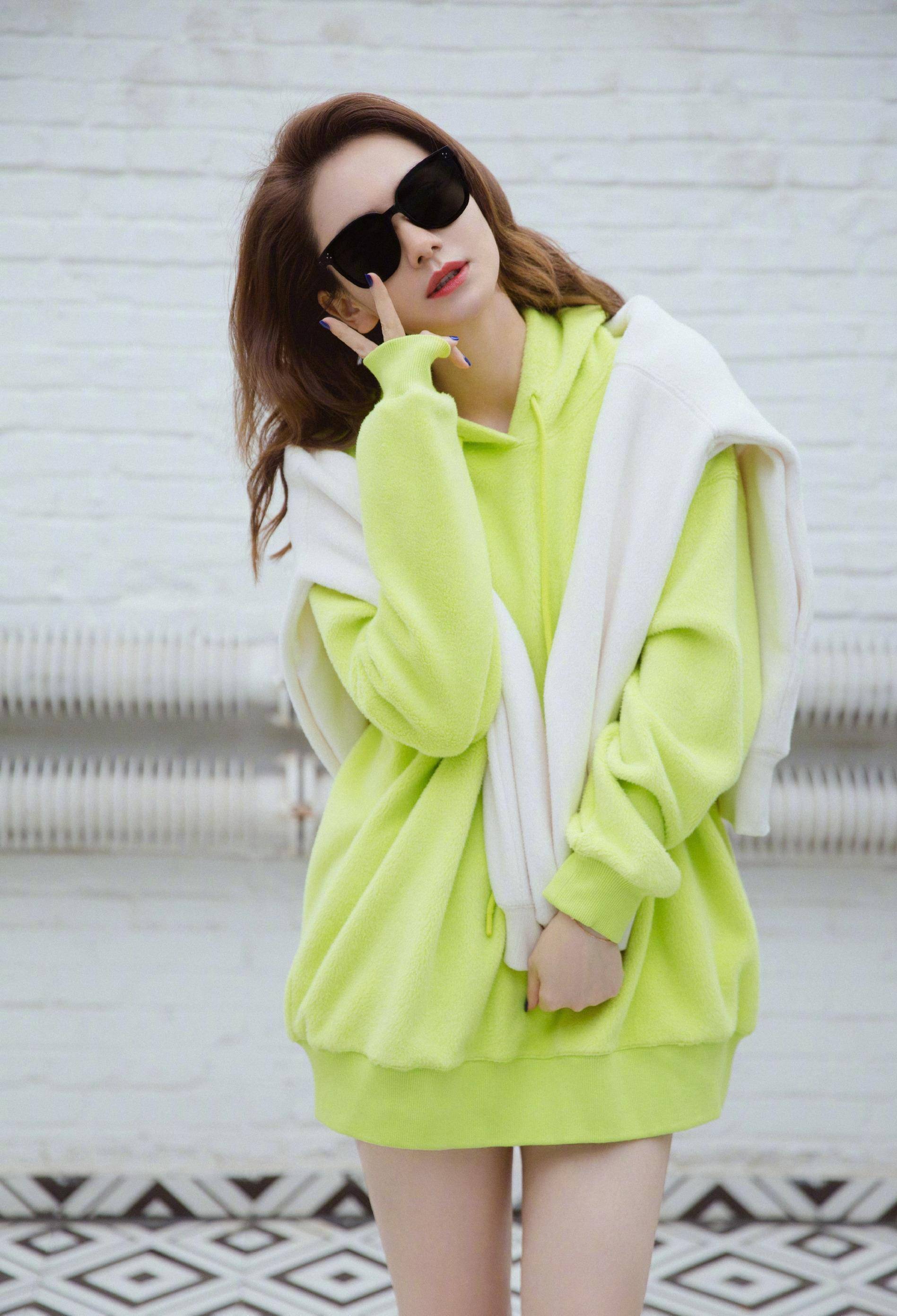 戚薇穿小猫上衣可爱又减龄,但"垃圾分类"包包实力抢镜,真搞怪_时尚