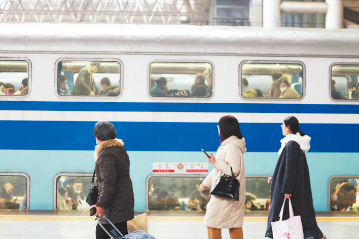 1月31日8:43,一辆蓝白相间涂装的双层列车从合肥站准时发车,2小时后