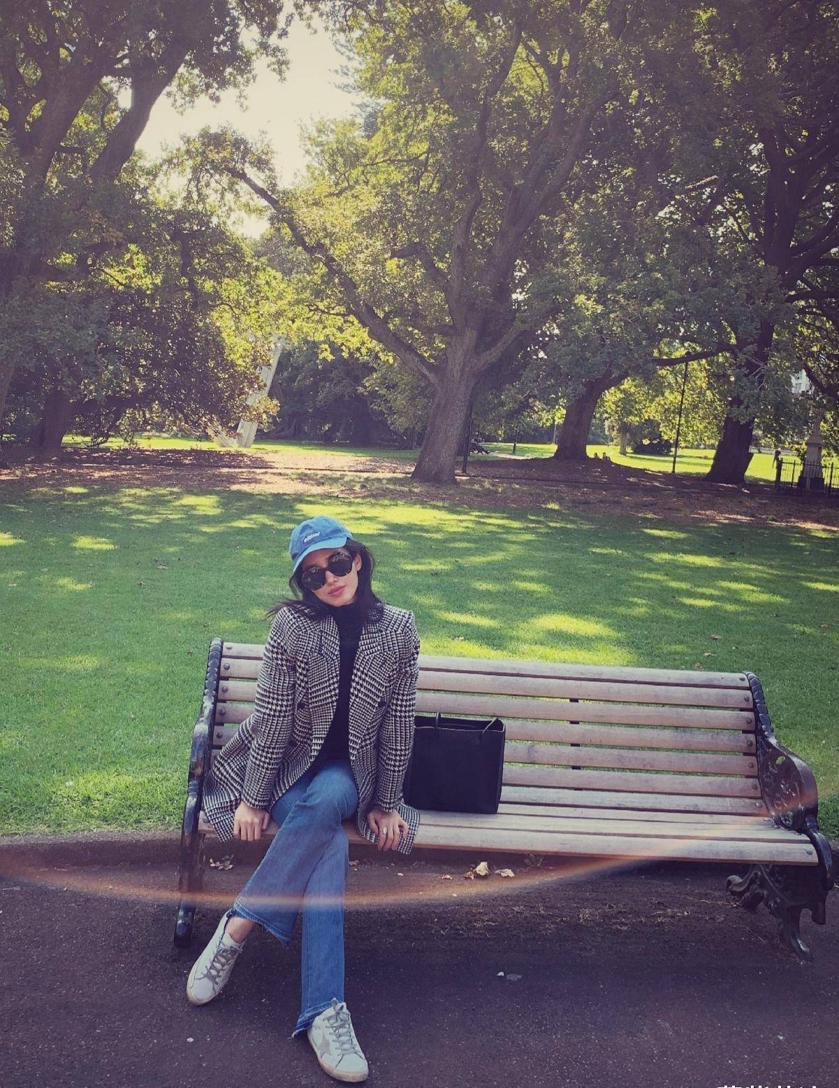 "资源咖"杨采钰真会穿,时尚上衣配牛仔裤,上紧下松秀出大长腿