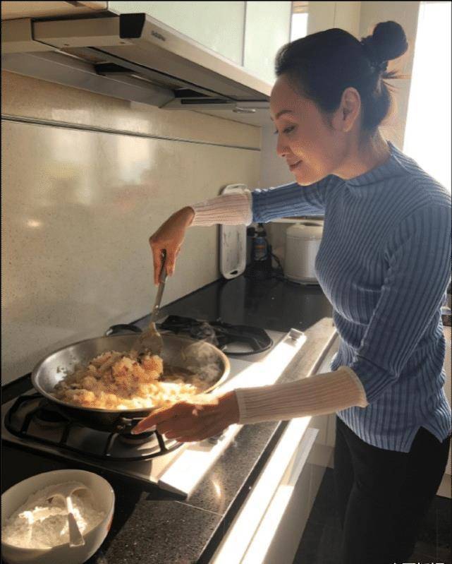 郭可盈亲自下厨做萝卜糕,居家着装烹饪好贤惠,手持成品比心超美_女人