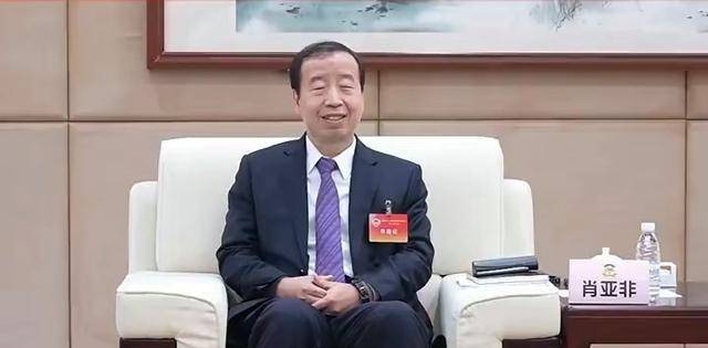 易建联居然出席了东莞市两会,还被市委书记点名担任东莞市文化体育的