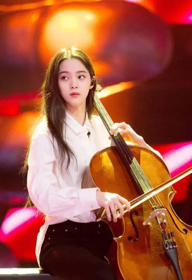 欧阳娜娜:从天才大提琴家到多栖巨星,她的故事激励着无数年轻人_挑战