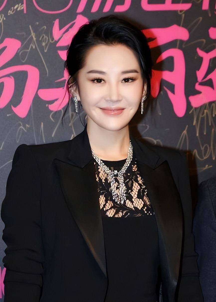 2010年许晴在巴黎逛街被拍带着十个助理提包一下午消费200万要知道那