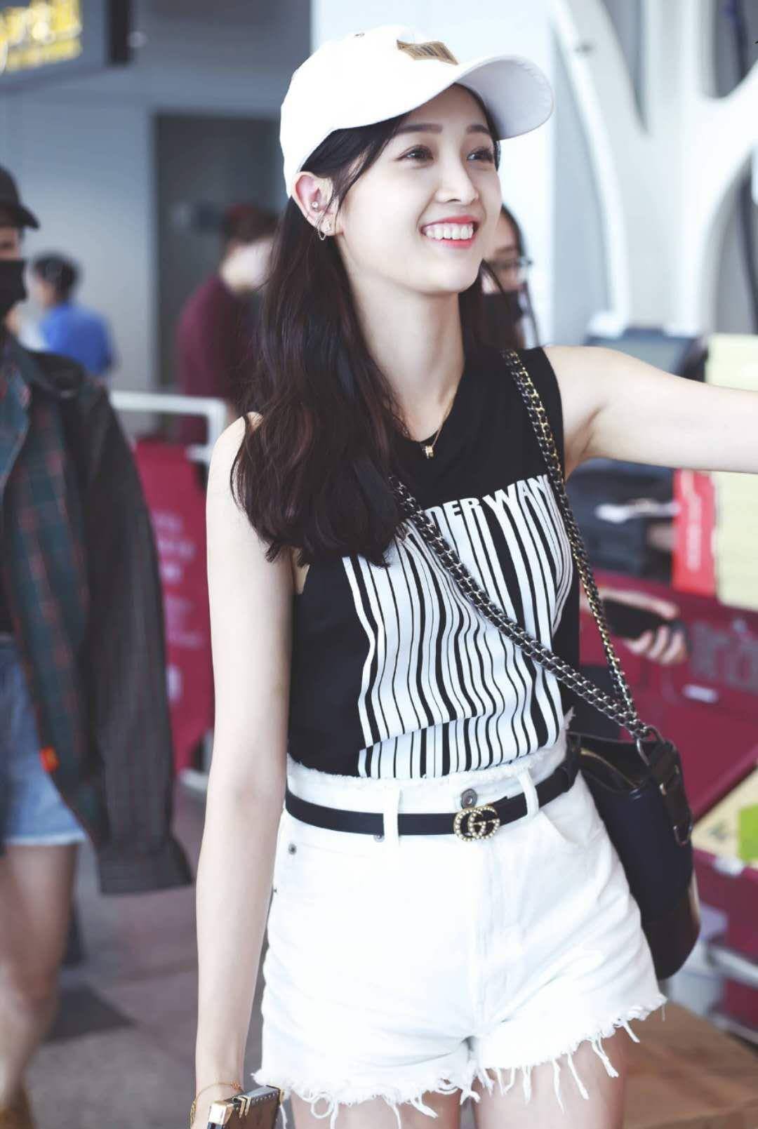 舍不得买大牌没关系,牢记吴宣仪穿衣方法,热裤也能穿出时尚感_衬衫