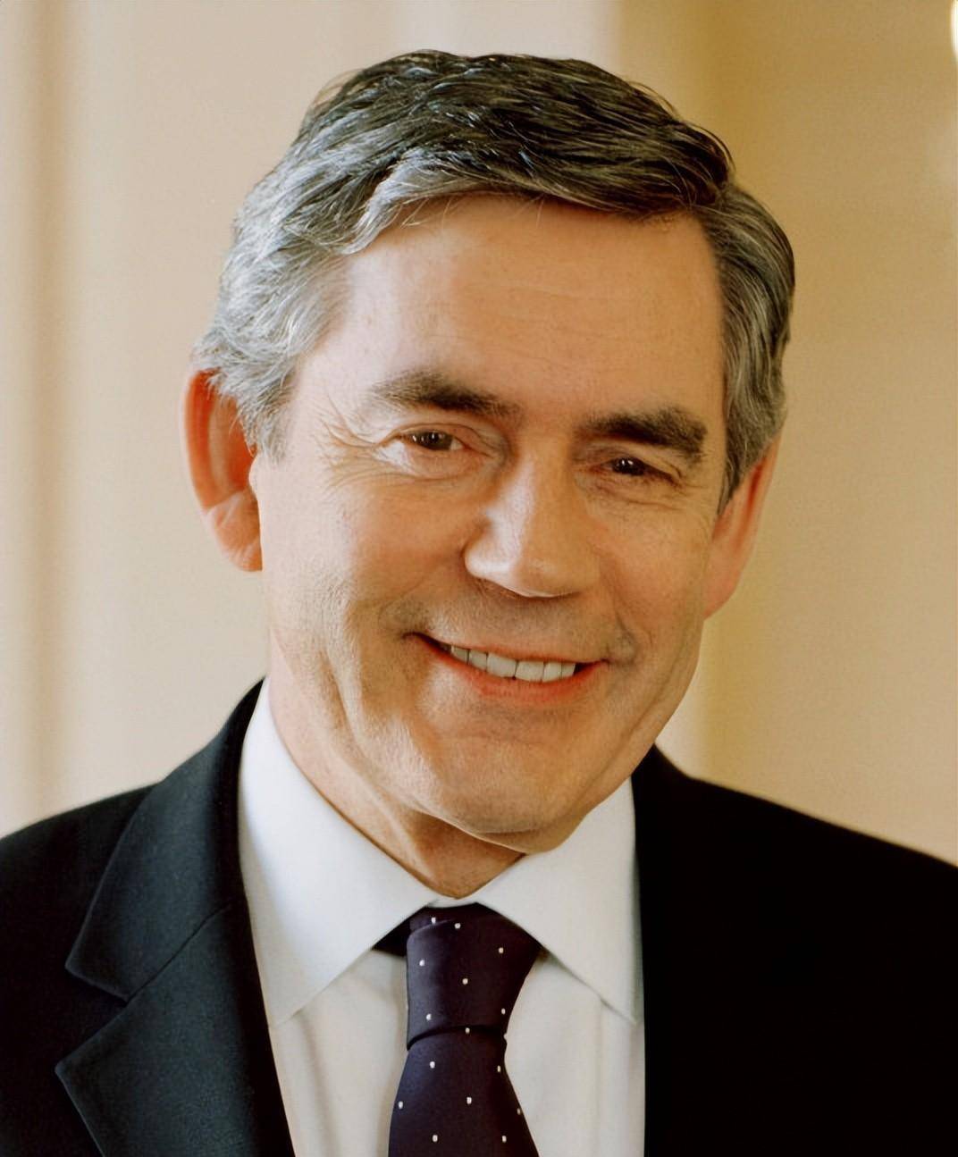 图为2012年,英国女王伊丽莎白二世和她的首相们: 戴维·卡梅伦,约翰