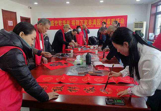 容城县平王乡开展送春联活动
