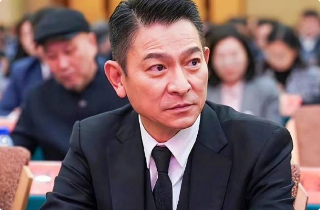 陈道明的老年斑,皱纹,黄晓明的坑坑脸,人民大会堂的滤镜太真实了