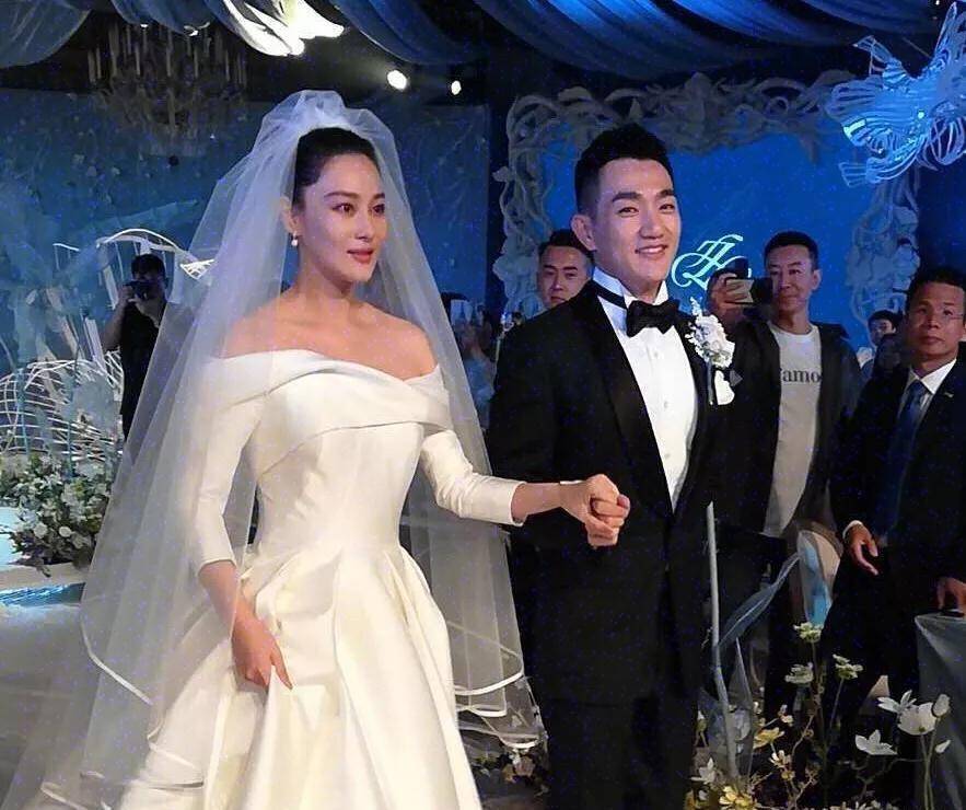 张馨予枕着何捷的手入眠,画面温馨有爱,遇到对的人真的好幸福_照片_爱