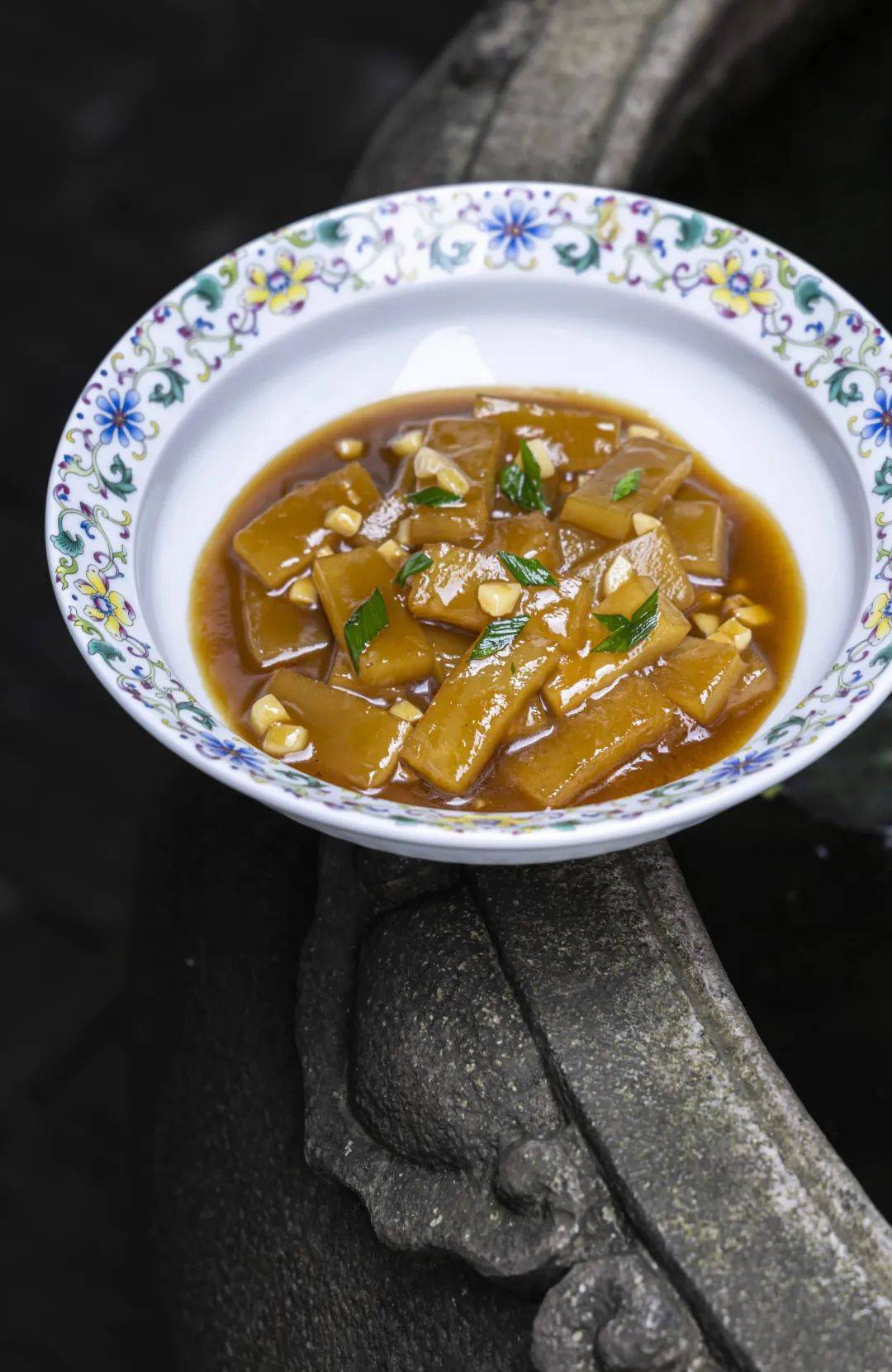 当地有爽脆的海蜇血,绵糯的海鱼皮,用当地平阳胡椒腌制的江蟹生特别