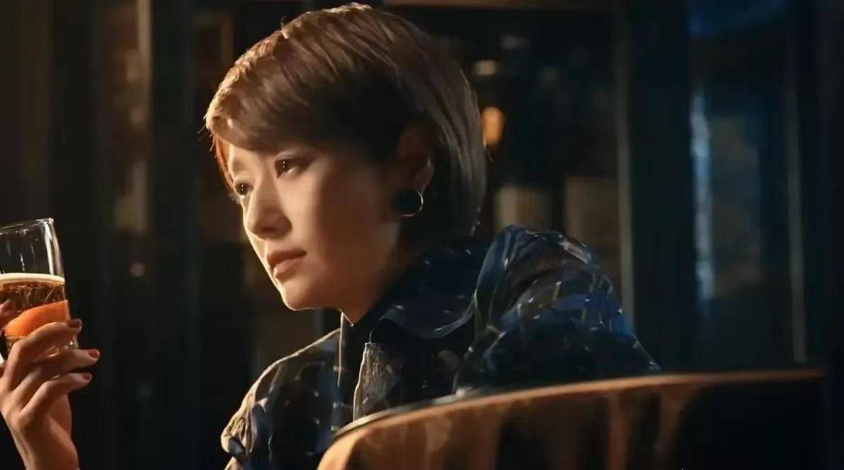 《繁花》:一杯茶坑李李500块的玲子,为何花3000送汪明珠大哥大_宝总