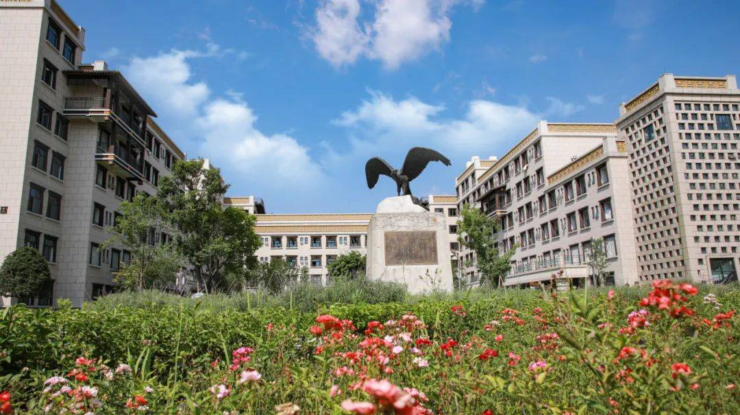 飞行学院位于国家aaaaa级旅游景区——绵阳科技城(北川)通航产业园,是