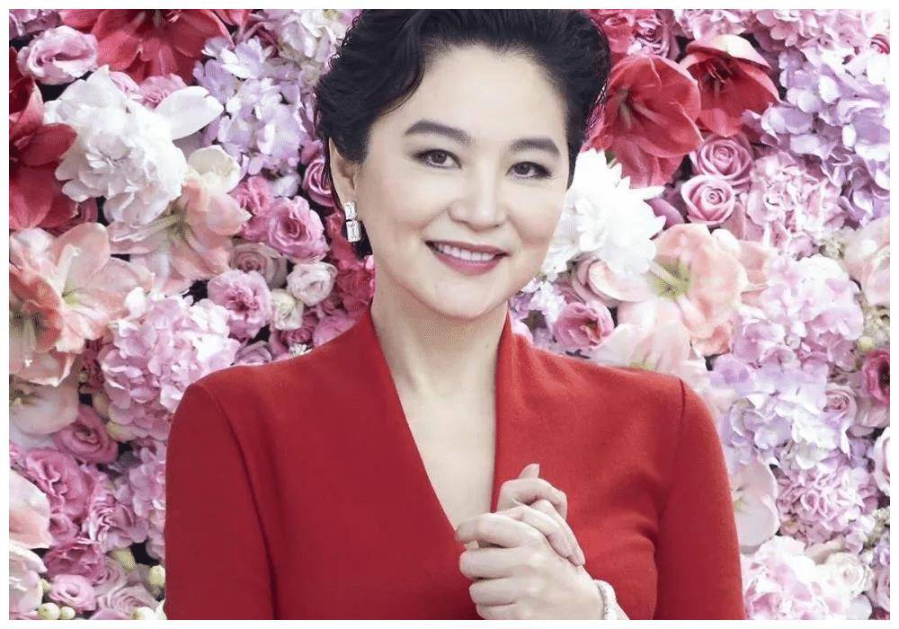 54岁李嘉欣被爆颜值断崖下跌,网友:林青霞70了都比她漂亮有气质_儿子