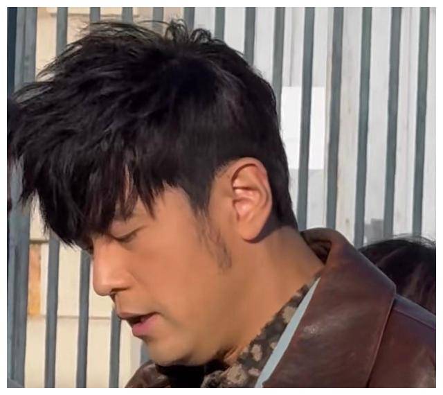 45岁周杰伦对比42岁林俊杰,骨相老去和皮相老去的差距一目了然_形象