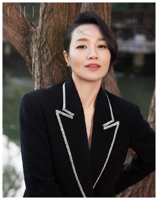 无论是在舞台上还是在生活中,她都能够散发出自信与魅力,成为众人瞩目