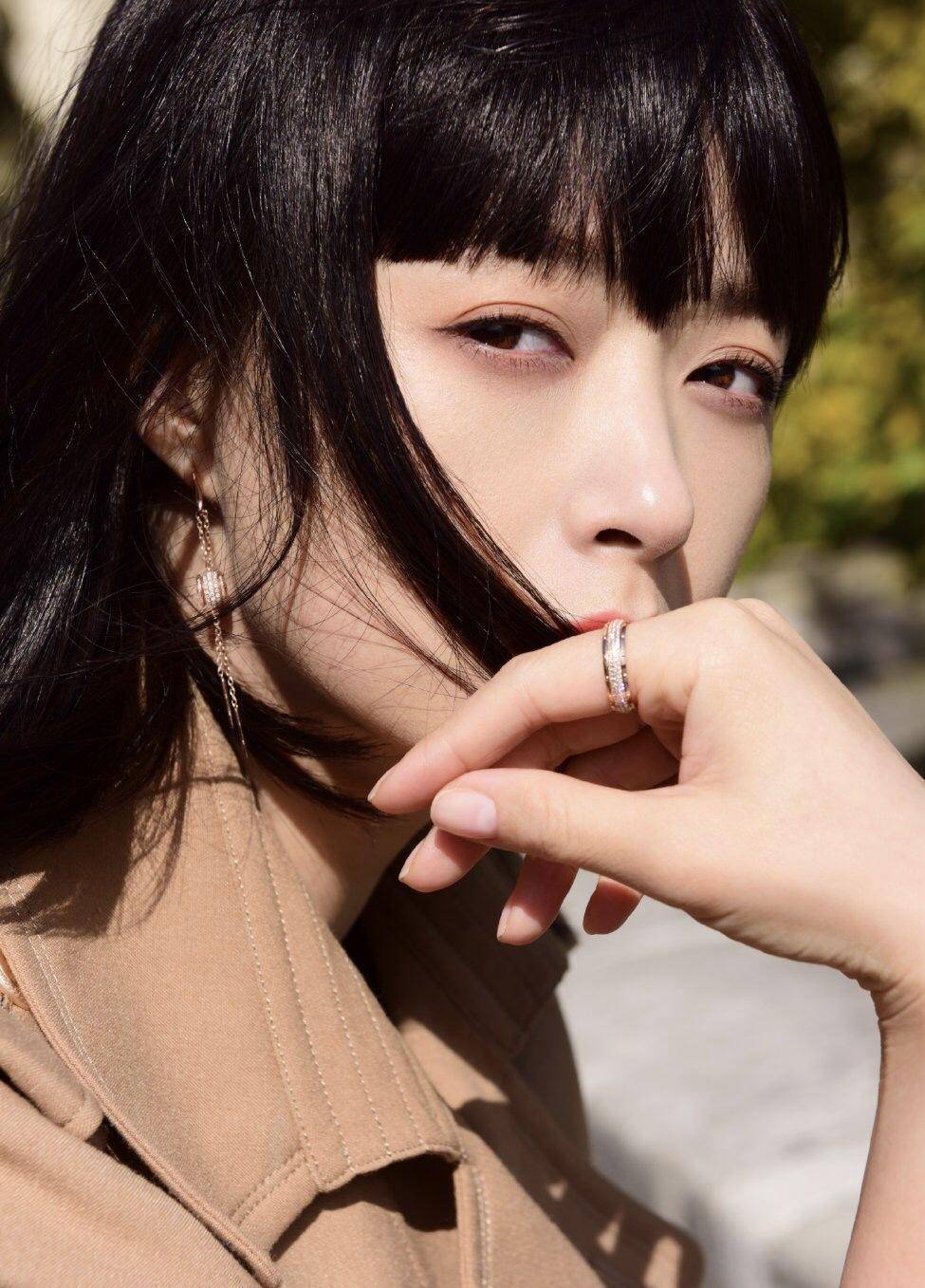 "蒋欣"减肥成功后新剪了齐刘海,让40岁的她美得如此惊艳,高级_大衣