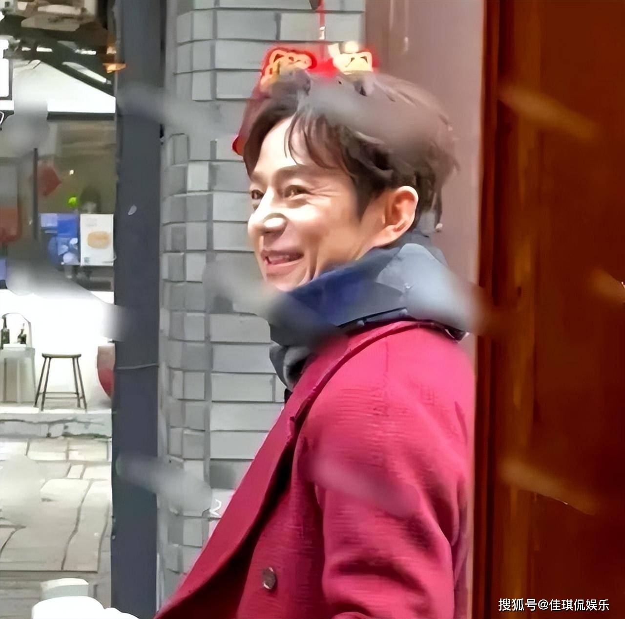 这组照片中,何炅所穿搭的衣着简单轻松,外套衬衫牛仔裤正符合长春气候