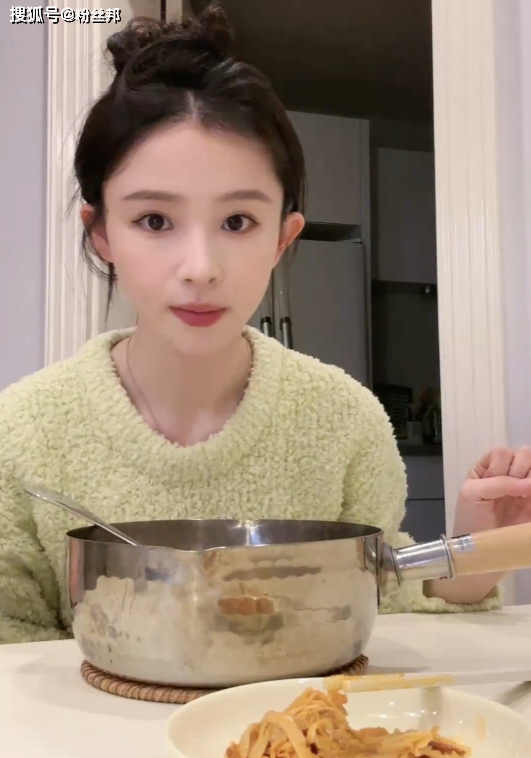 收入靠收房租吃利息,周二珂合约4个月后到期,表态肯