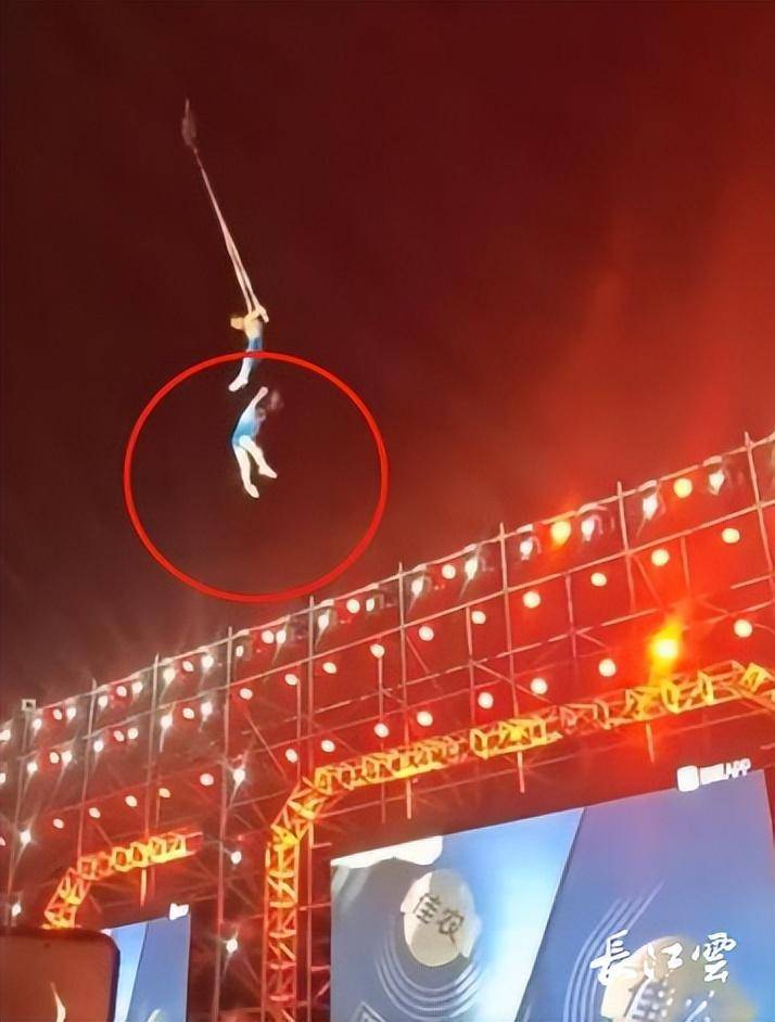 女演员高空表演意外坠亡,头朝下画面曝光,目击者震撼发声!