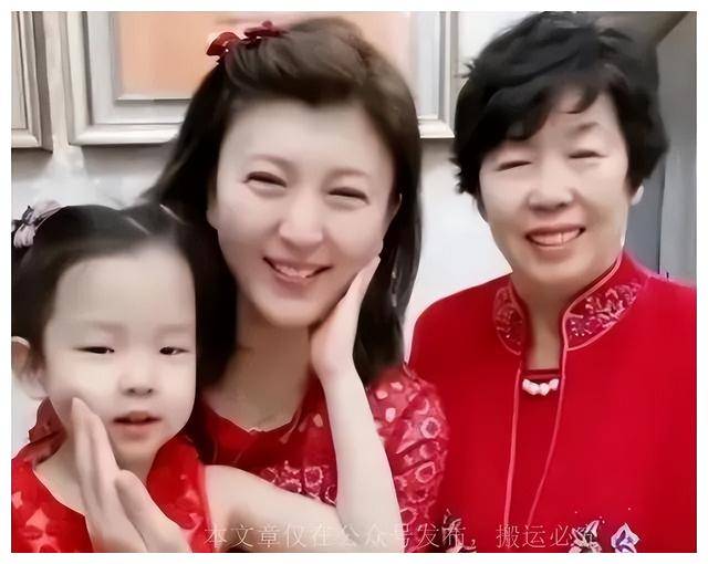 50岁闫学晶近照曝光,保养很好,看起来像30岁,怀里的孩子最吸睛_生活