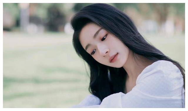 《狗剩快跑》中的女演员戏里戏外反差大,戏里土掉渣