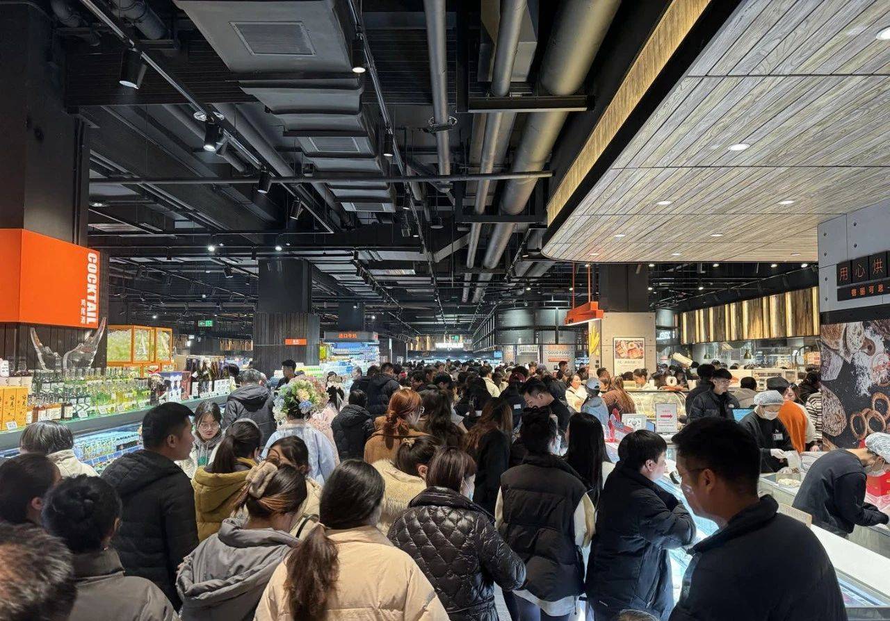 胖东来超市贴心服务,为顾客扫雪增添年味_真情_人们_阿姨