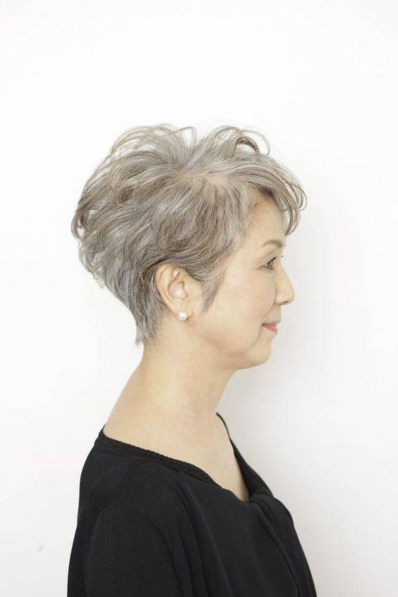 50岁女人的短发发型图片
