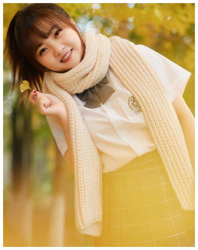 24岁林妙可近照曝光,晒复古写真名媛范儿足,脸上婴儿肥抢镜