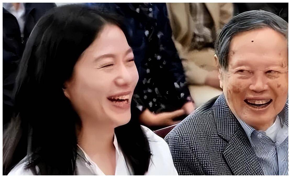 102岁杨振宁庆结婚20周年,翁帆称呼引热议,把钱交给女方很明智_生活